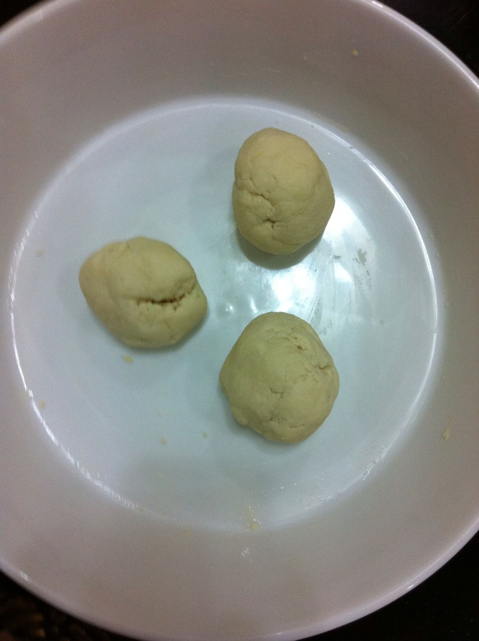 Divide the dough in many parts