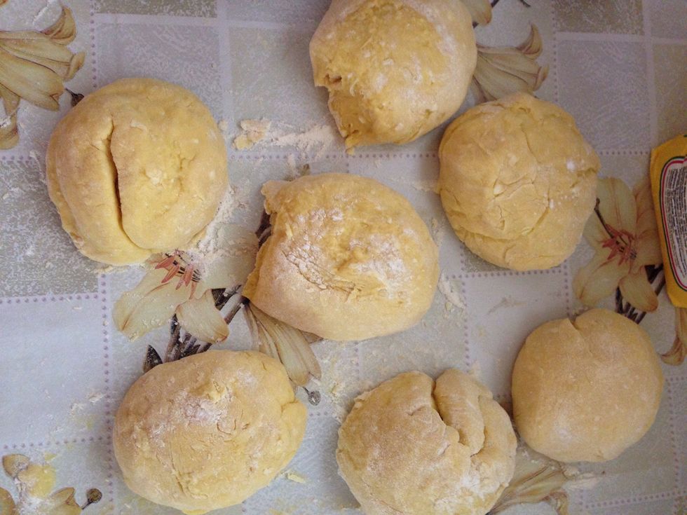 Divide the dough into 7 layers