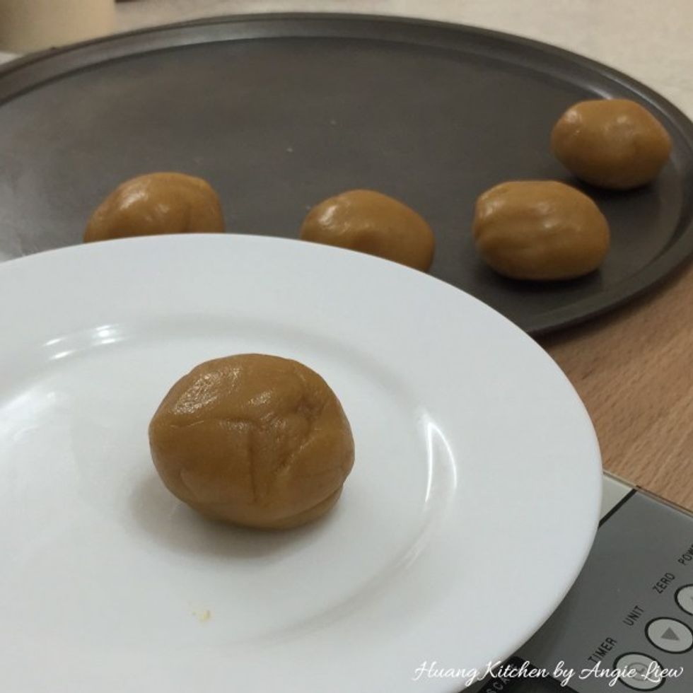 Divide the dough skin into 9 equal pieces, each about 45g. Roll each portion into a small ball shape.