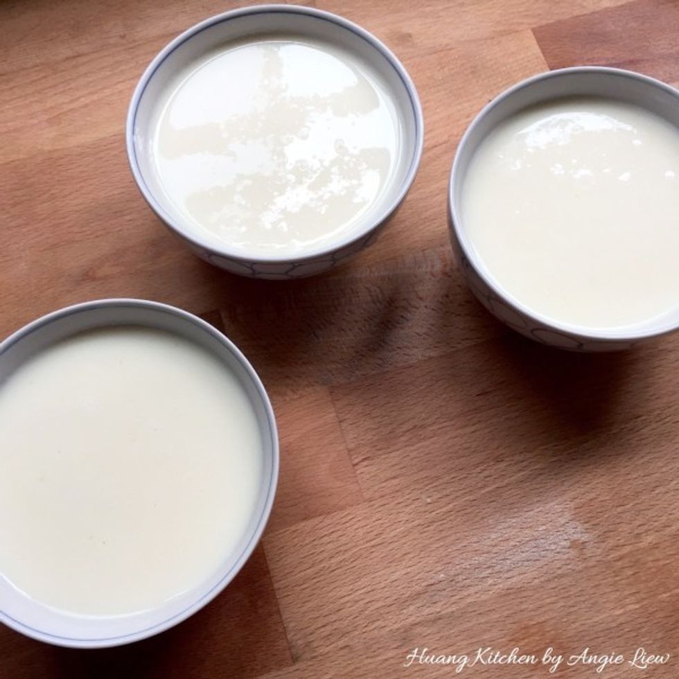 Divide the ginger milk mixture evenly into the bowls using the scale.
