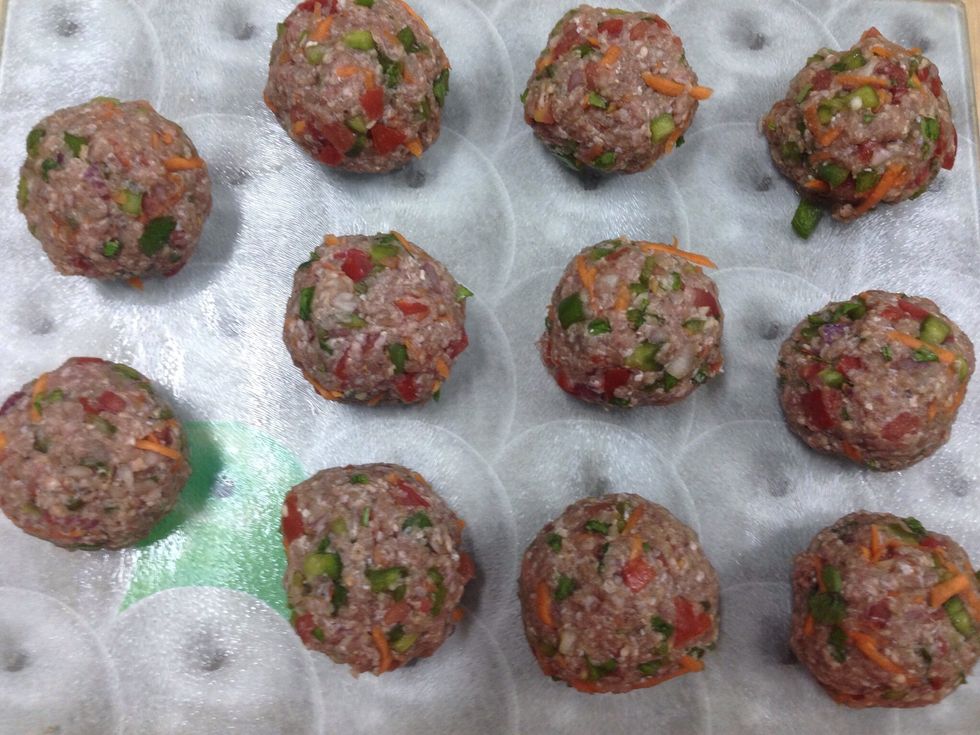 Divide the meat to 16 parts like the dough