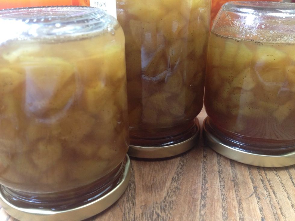 Divide the mixture into jam jars. If they have a lid, close them immediately and return them (as pictured).