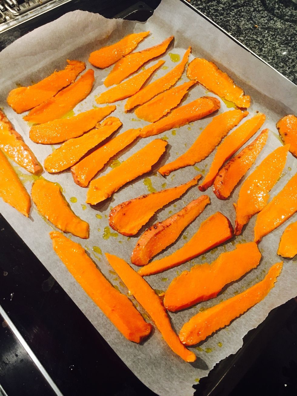 Divide the sticks on the baking tray. Heat on 200 degrees celcius for 20-30 mins. Be sure to keep an eye on them so they don't burn and flip halfway through.