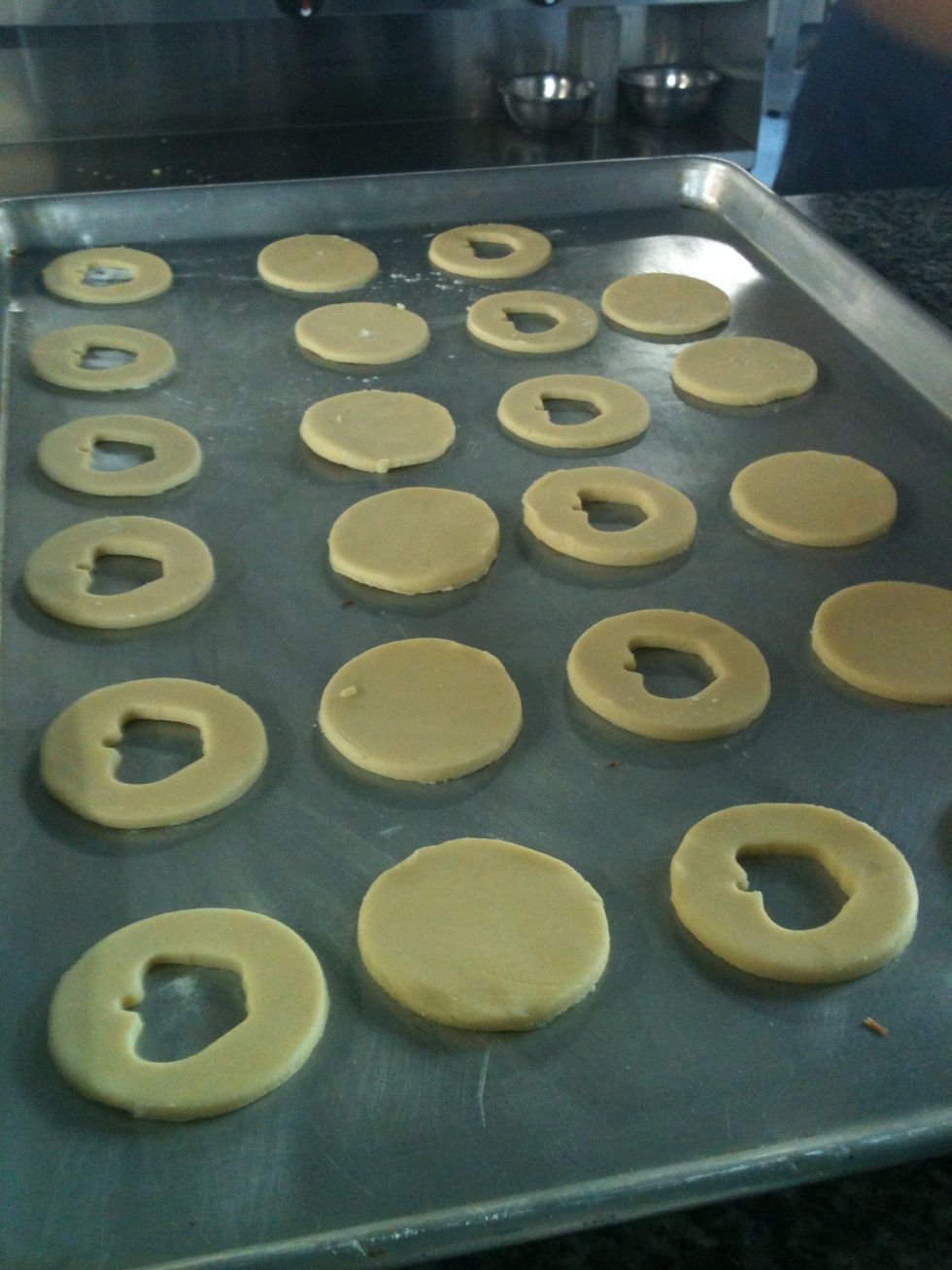 Divide them in cuples and cut a hole in one of the cookies. Bake at 160 degrees for 10 minutes