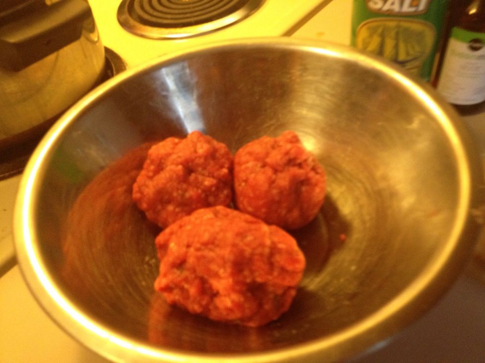 Divide up the meat into 1/2 lbs balls.