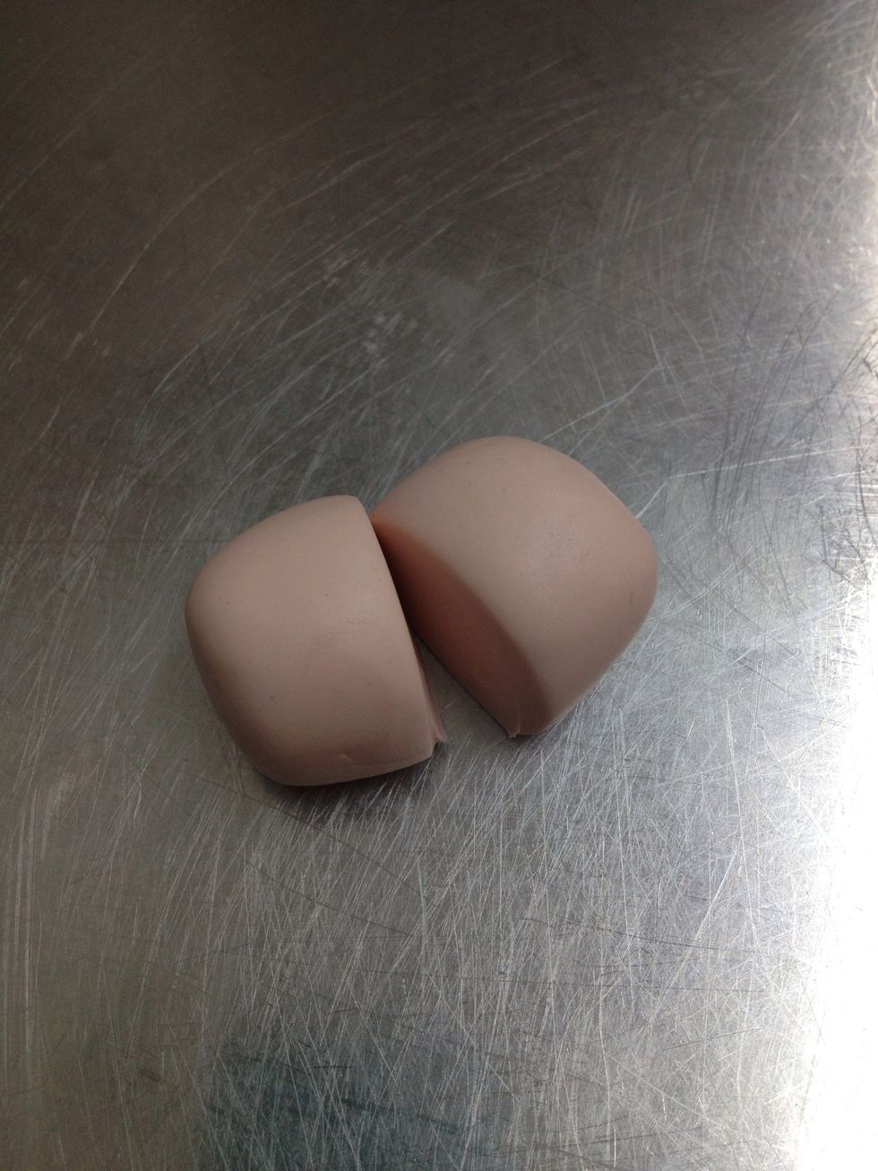 Dividere la pallina in due parti uguali con un coltellino