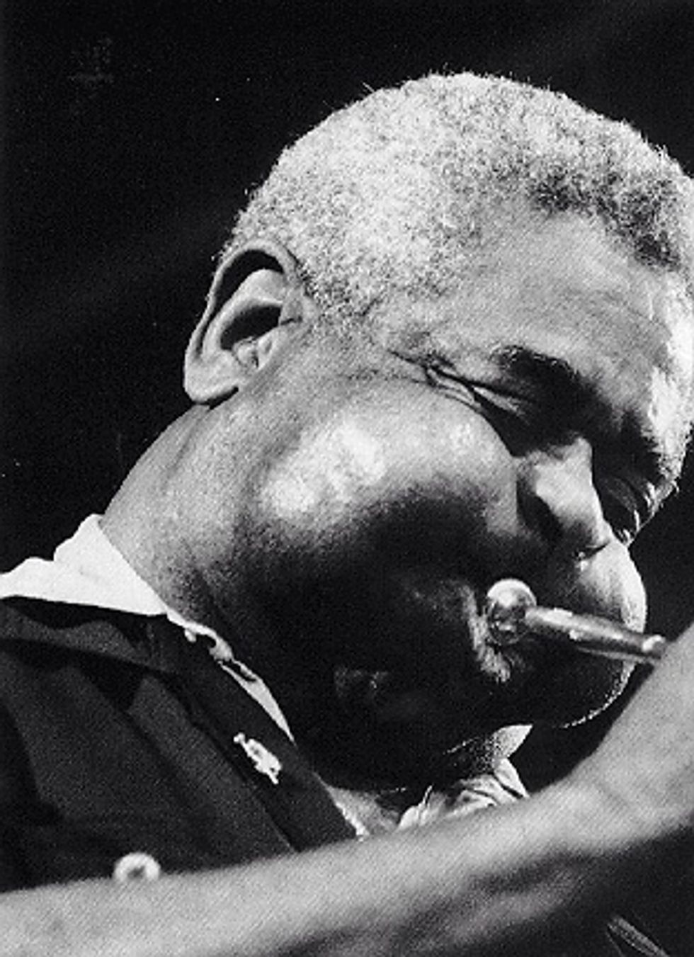 Dizzy Gillespie va viure els anys 1917-1993. Era un trompetista, cantant i compositor estatunidenc de jazz. En aquesta imatge apareix Dizzy Gillespie tocant la trompeta.