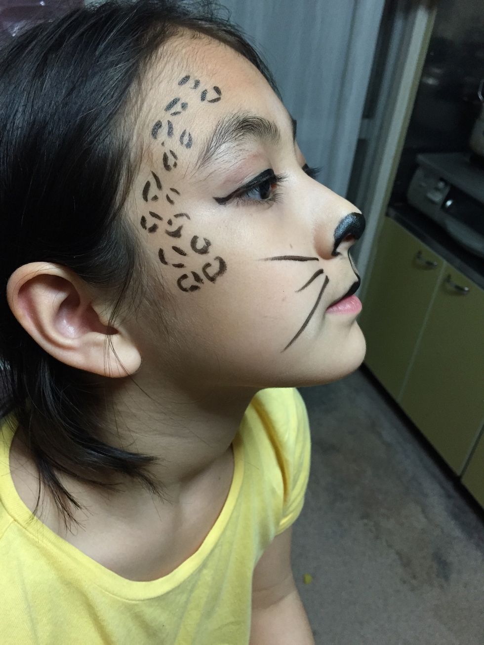 Do lado que voc\u00ea preferir,fa\u00e7a as manchinhas das oncinhas. Como fazer?\u00c9 f\u00e1cil ! 1\u20e3fa\u00e7a a metade de uma bolinha 2\u20e3termine ela mas deixando um espacinho aos lados 3\u20e3ou fa\u00e7a do seu jeito hihihi\ud83d\ude06