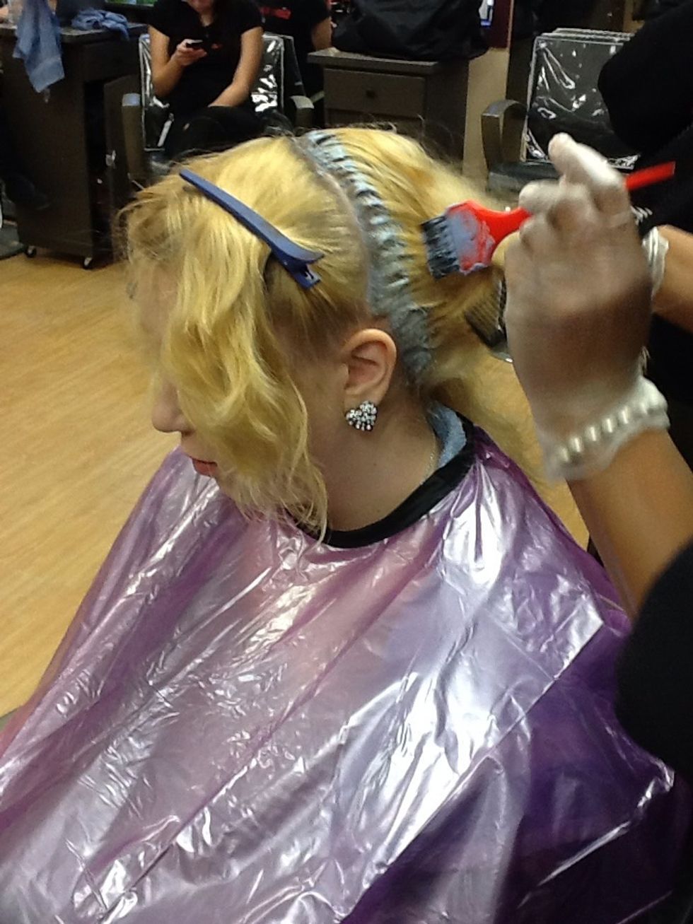 Do not overlap onto previously lightened hair. May cause breakage!