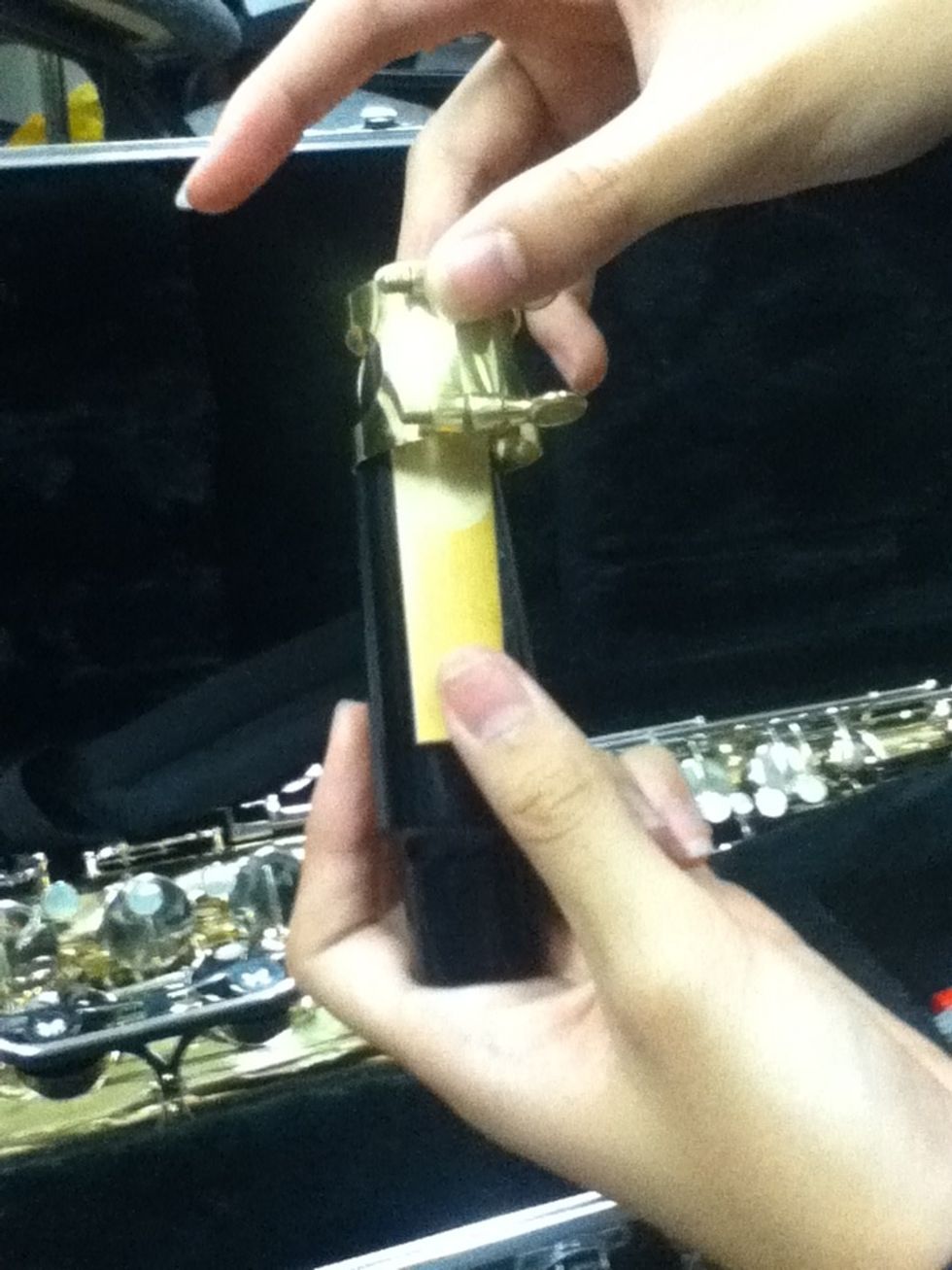 DO NOT PUT OUT LIGATURE ON LIKE THIS ! The reed may crack this way.