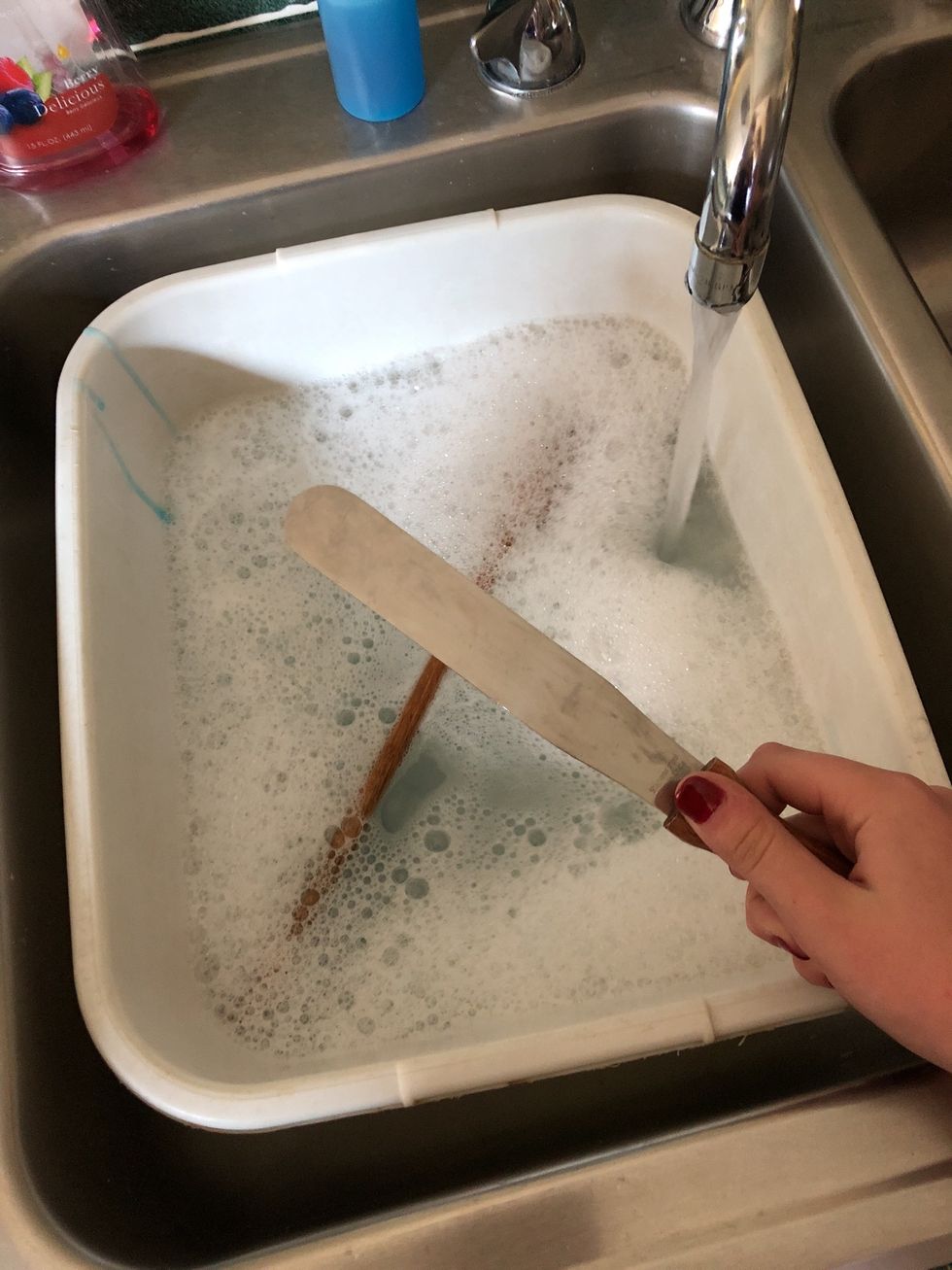 DO NOT put sharp knives in dish tub, you could cut yourself