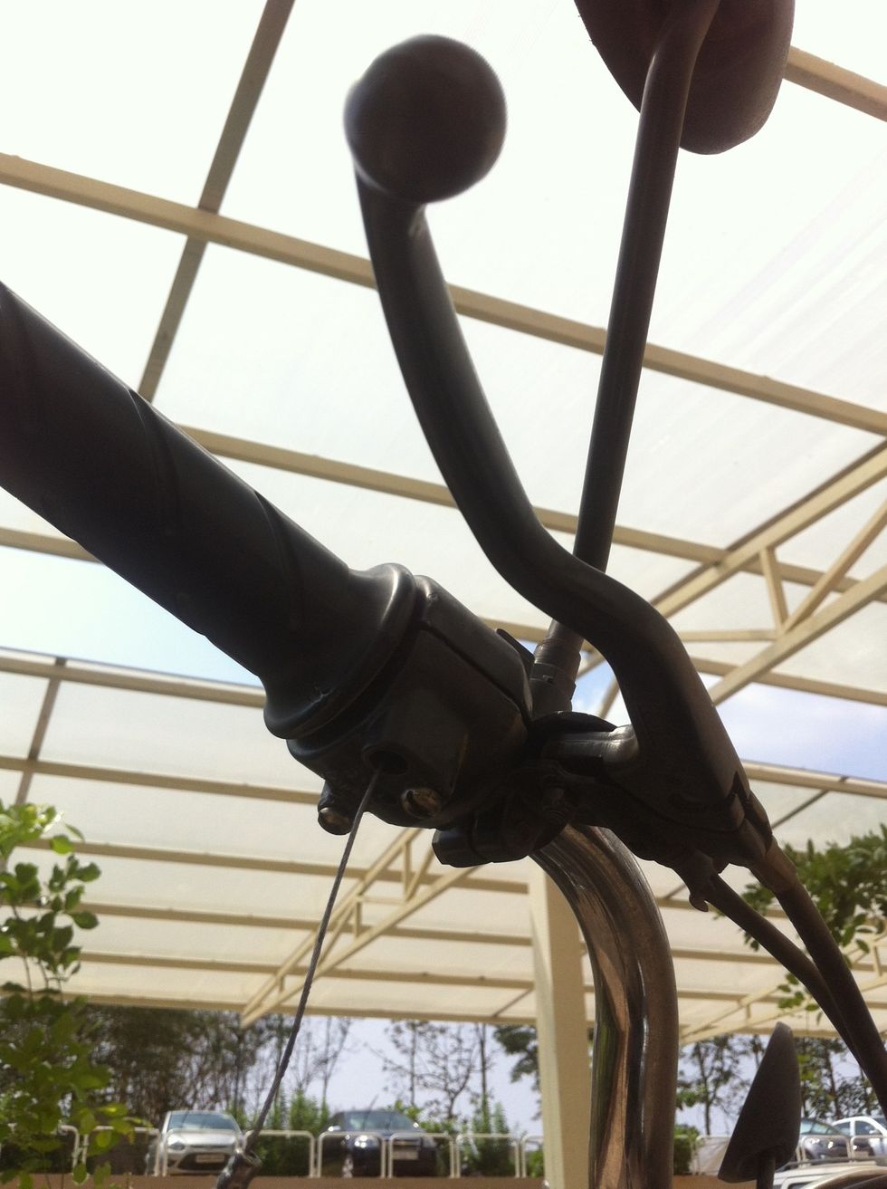 Do not tighten now, tighten after installation, inspecting for free play, checking ergonomics for throttle rotation angle to suit your physique.