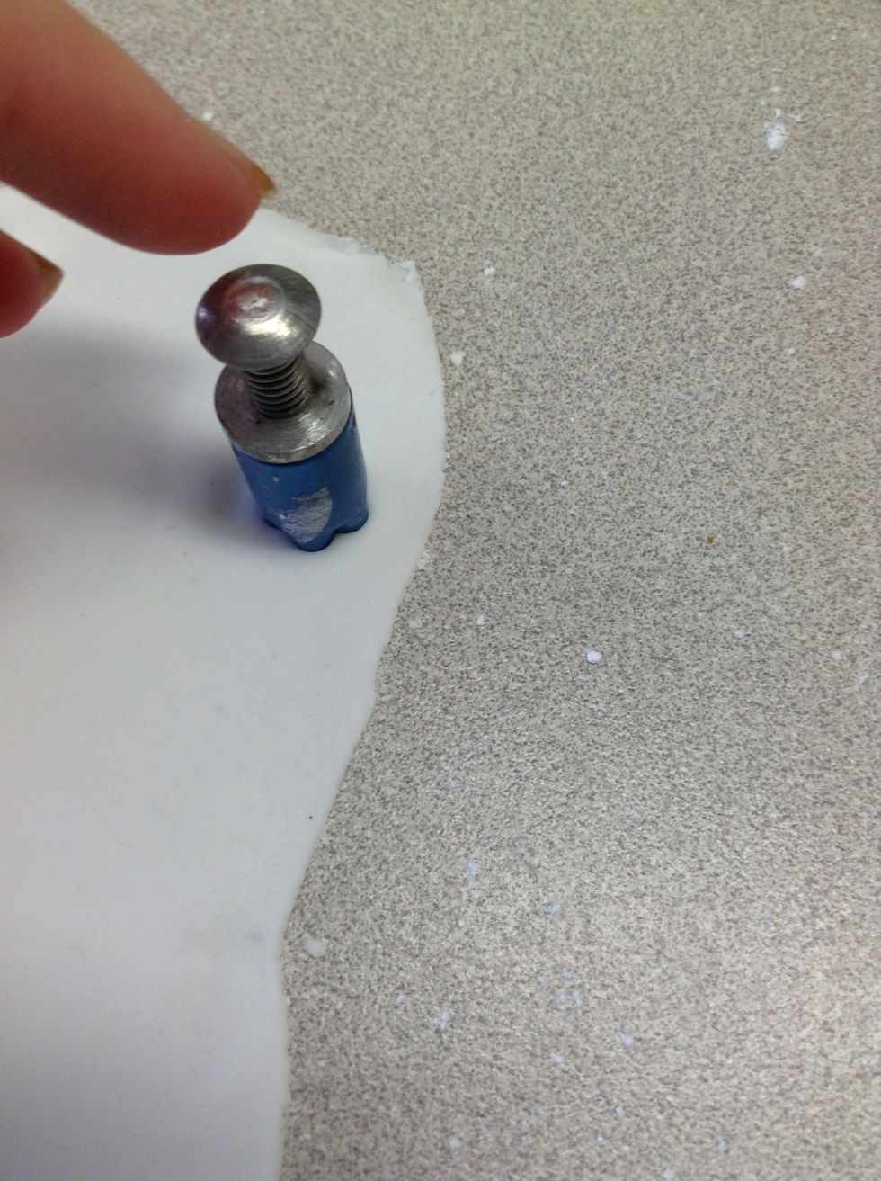 Do the same as step 15 but with white moulding icing