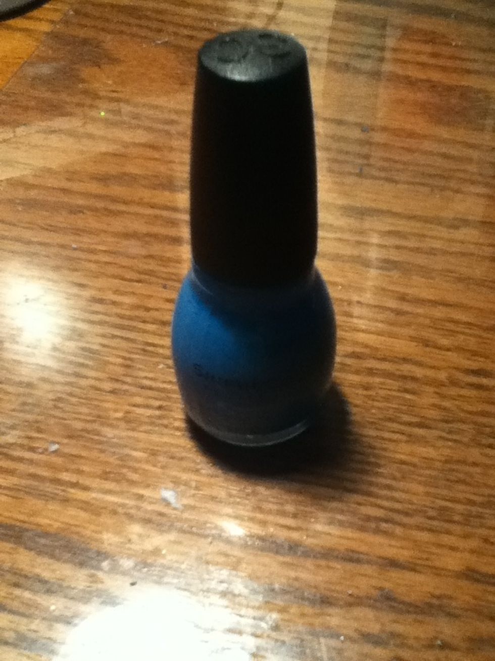 Do the same with the dark blue. Paint small splotches on the nails coated with light blue. Make sure it is completely dry.