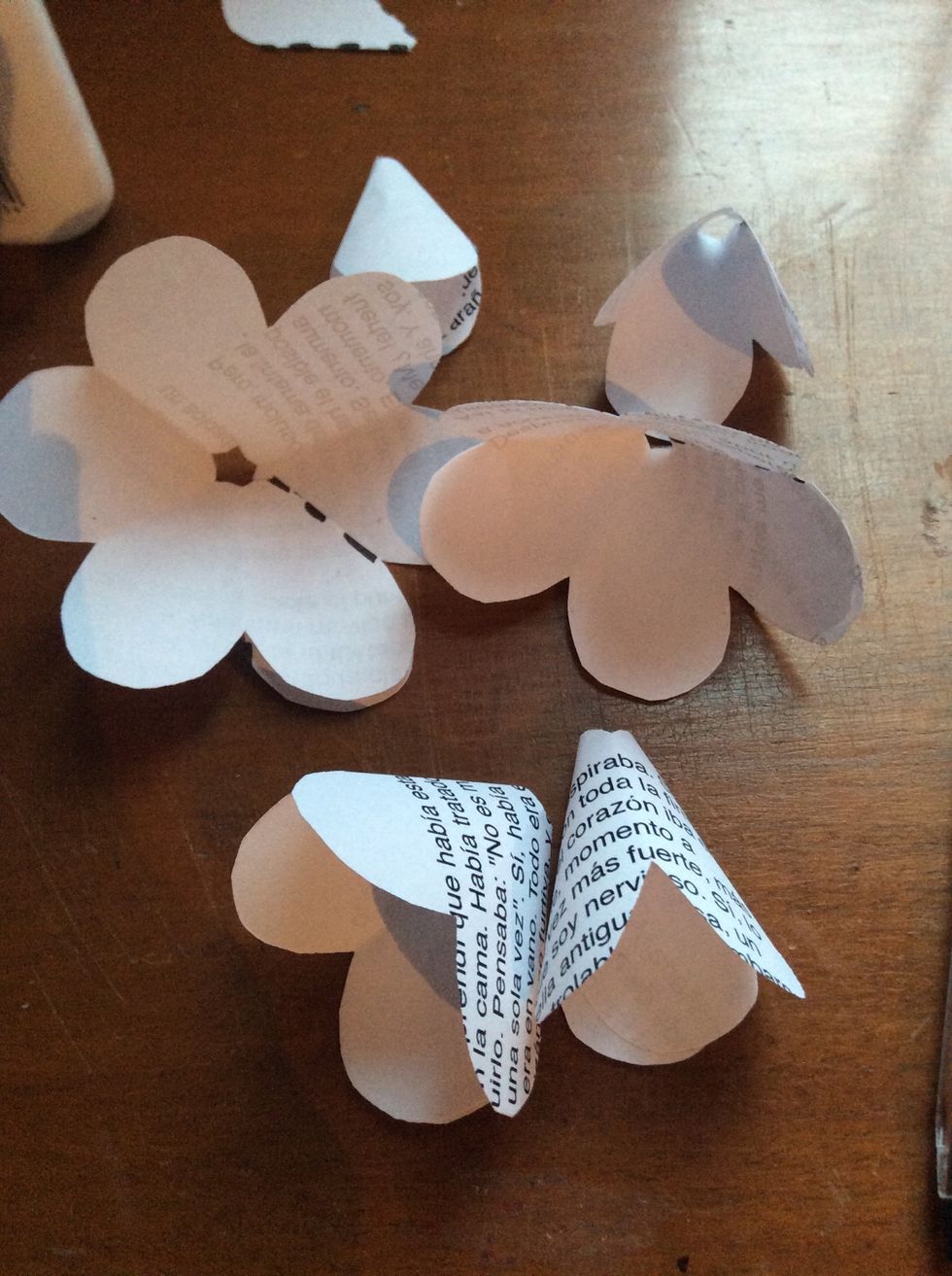 Do the same with the other pieces, including the petals that you cut. Except de petal that is alone and the ones that looks like a heart.