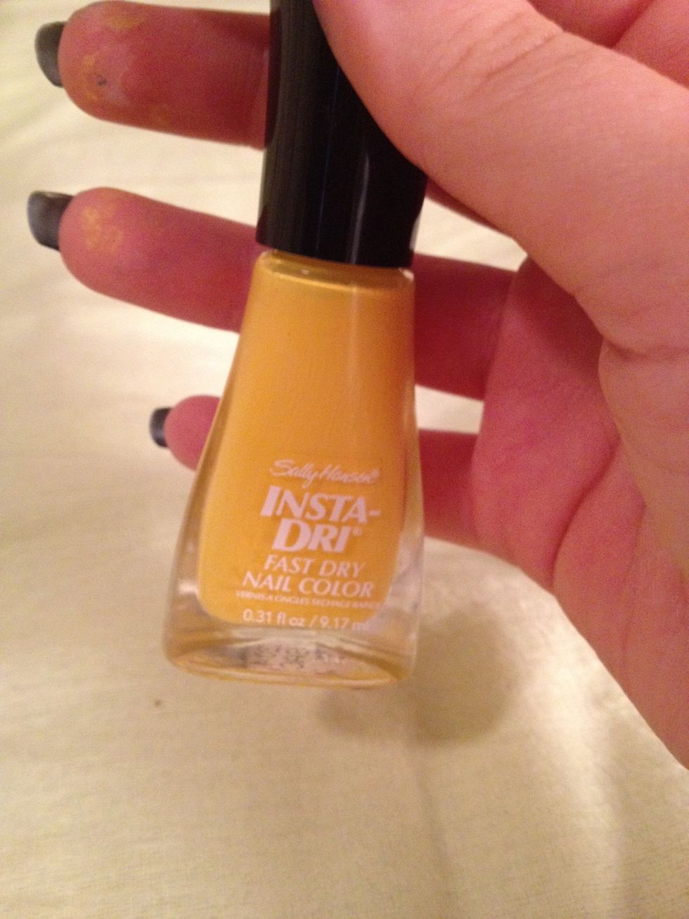 Do the same with the yellow nail-polish but concentrate it in the middle of your white diagonal line. The trick here is to be spontaneous and not uniform.