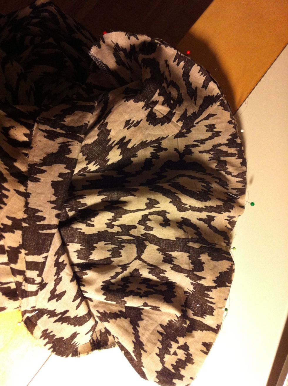 Do the whole round with pins until the fabric becomes too twisted to add any more pins. It should look something like this. Then sew the pinned part carefully.