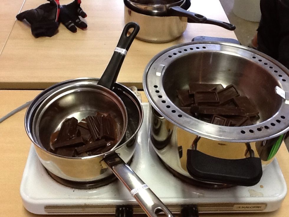 Doe de chocolade in stukjes en ze het op een steelpan met water zodat de chocolade smelt