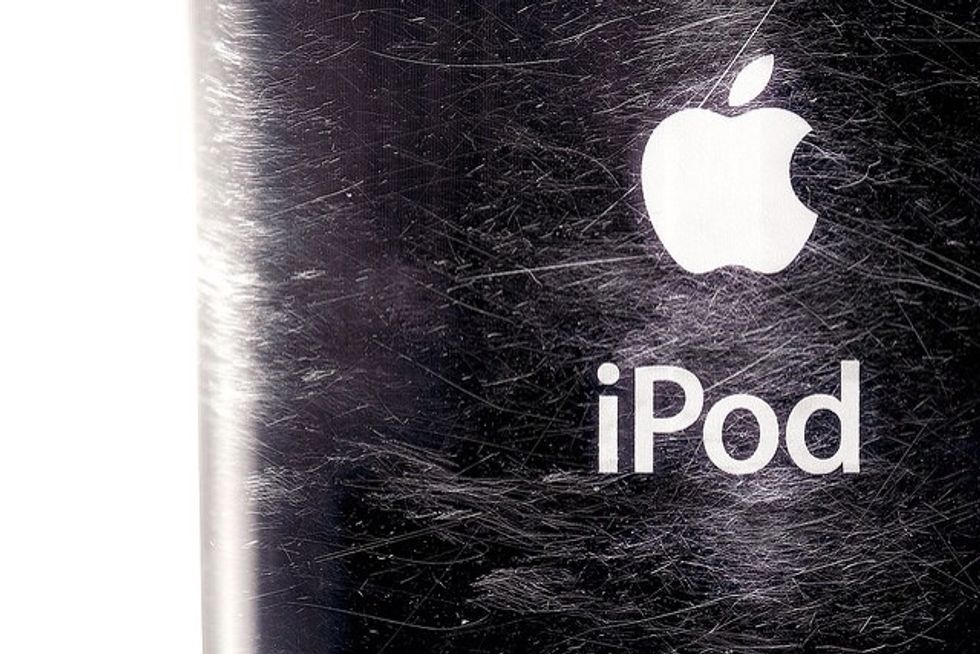 Does the back of your iPod have lots of scratches? Since its really hard to find a store that can replace your actual iPod backing, get ready for this brilliant & easy way to make your iPod look new!!