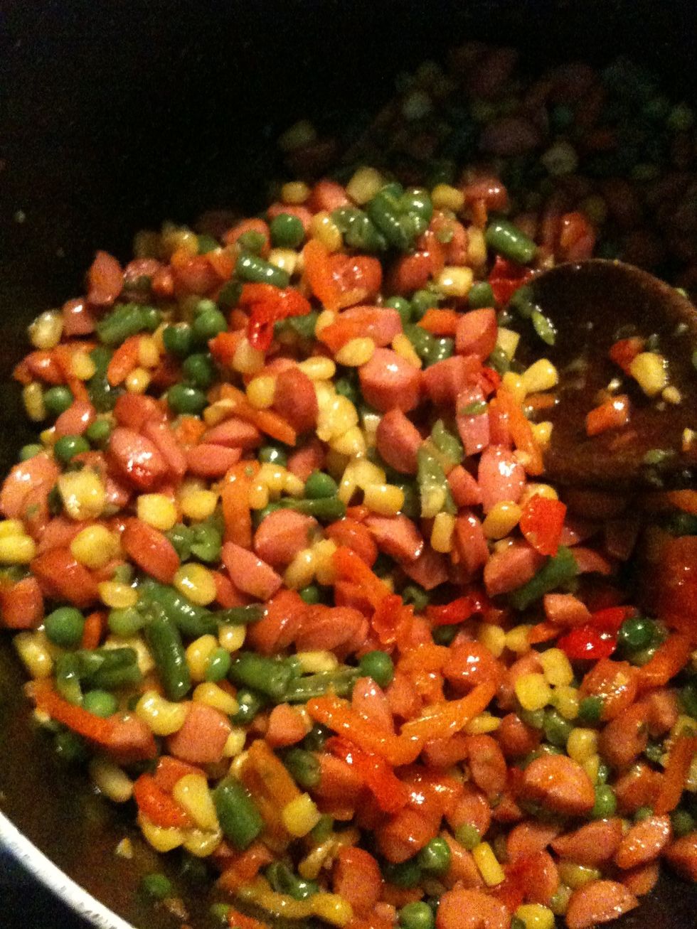 Doesn't it look gorgeous? ;) at this point rinse your rice and add the curry and thyme to d stir fry(be careful not to burn it cos the curry makes it stick to the pot)
