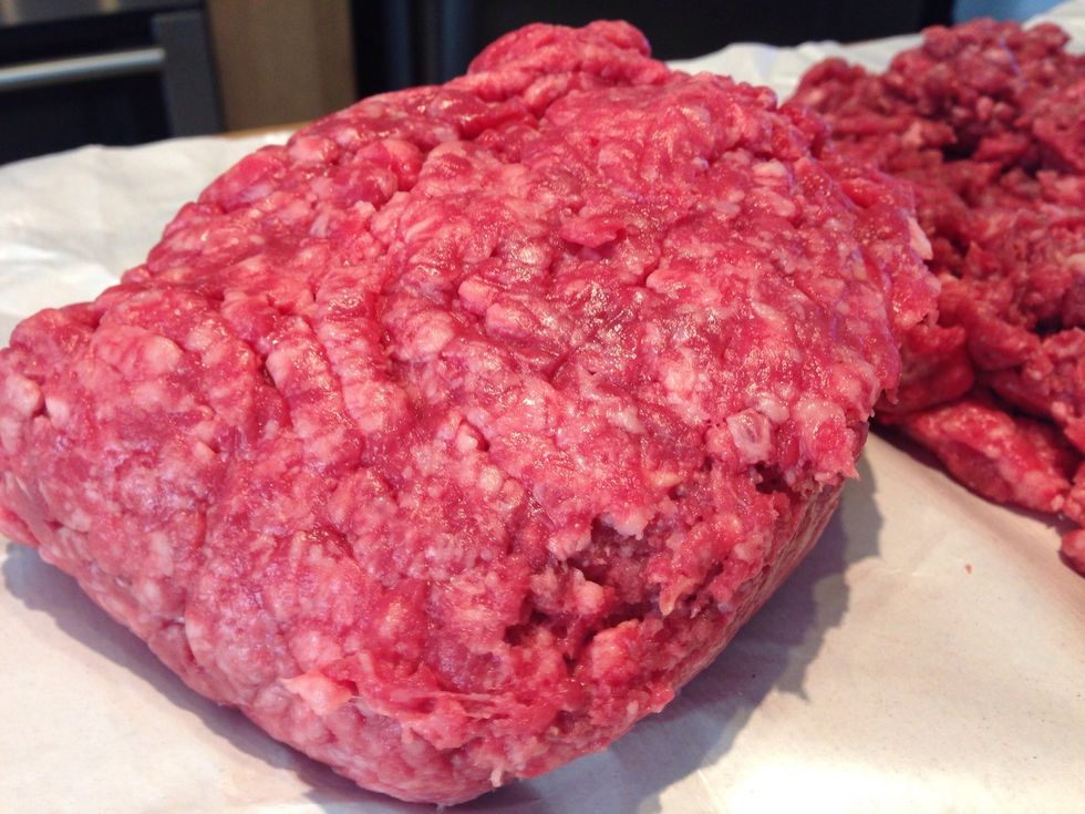 Don't compress the meat or mush it together. In fact, we'll pull the minced strings apart in just a second. Notice the nice blend of fat throughout. No bread crumbs or eggs needed to keep it together!