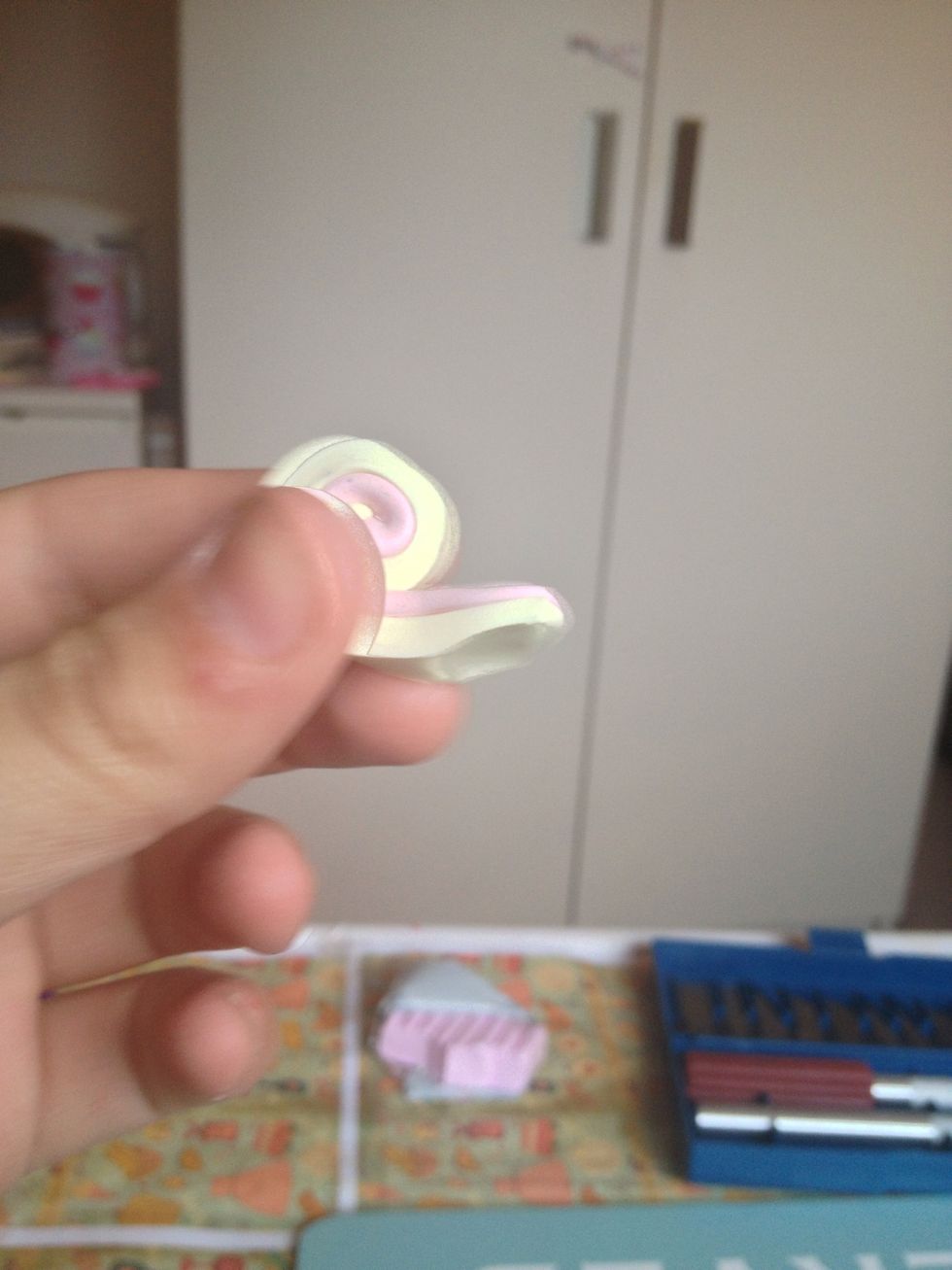 Don't know why the image is blurred but when you get to the end pinch the end to make it flat.