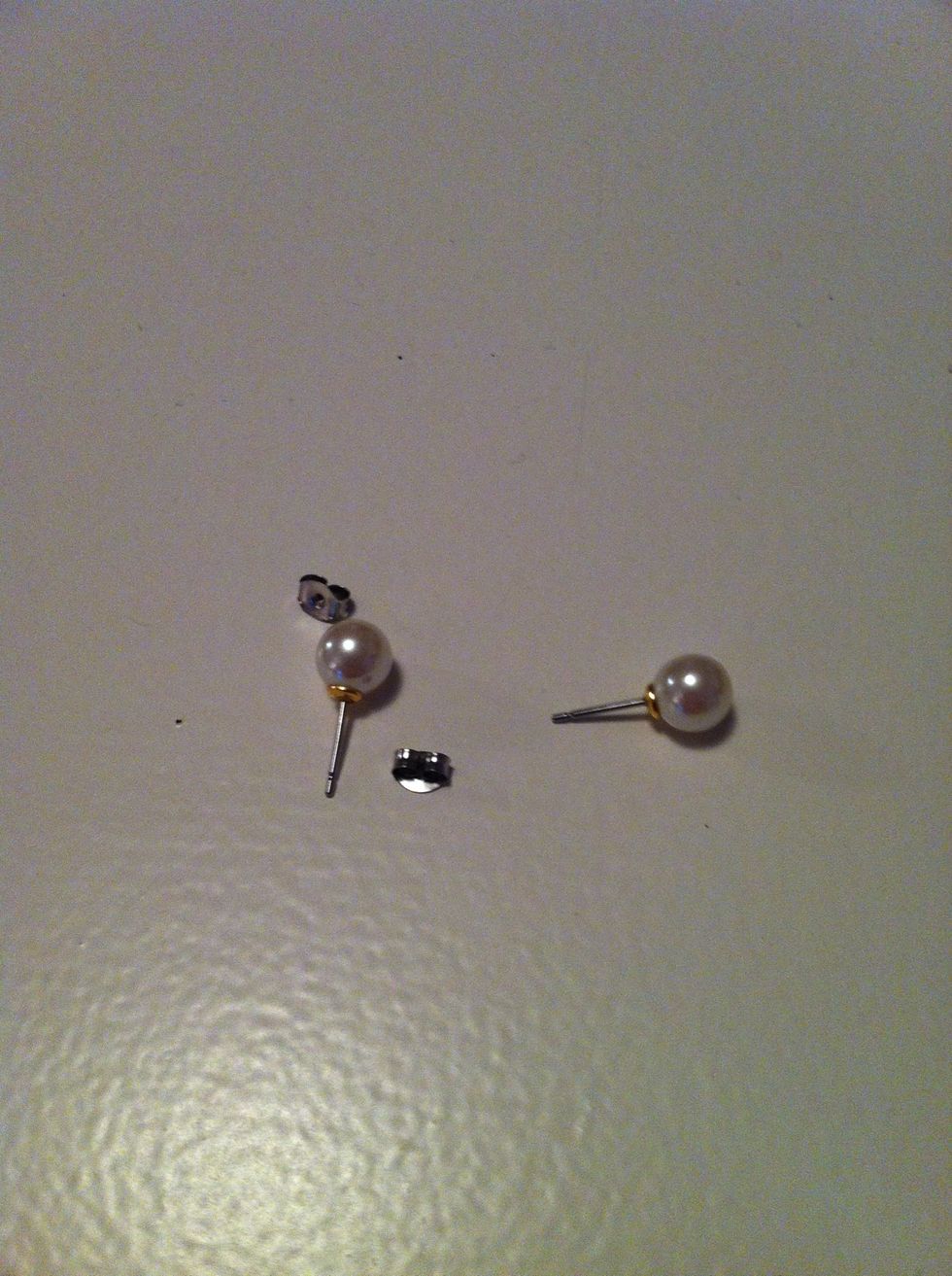 Don't you just hate it when you lose your studs coz they get lost in your bag or purse! Well I have the solution