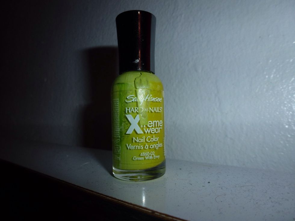 Done with the flowers. Now is time for the green, we'll use it to make dots between and around the flowers. (Clean the toothpick with the paper towel so the colors don't mix.)