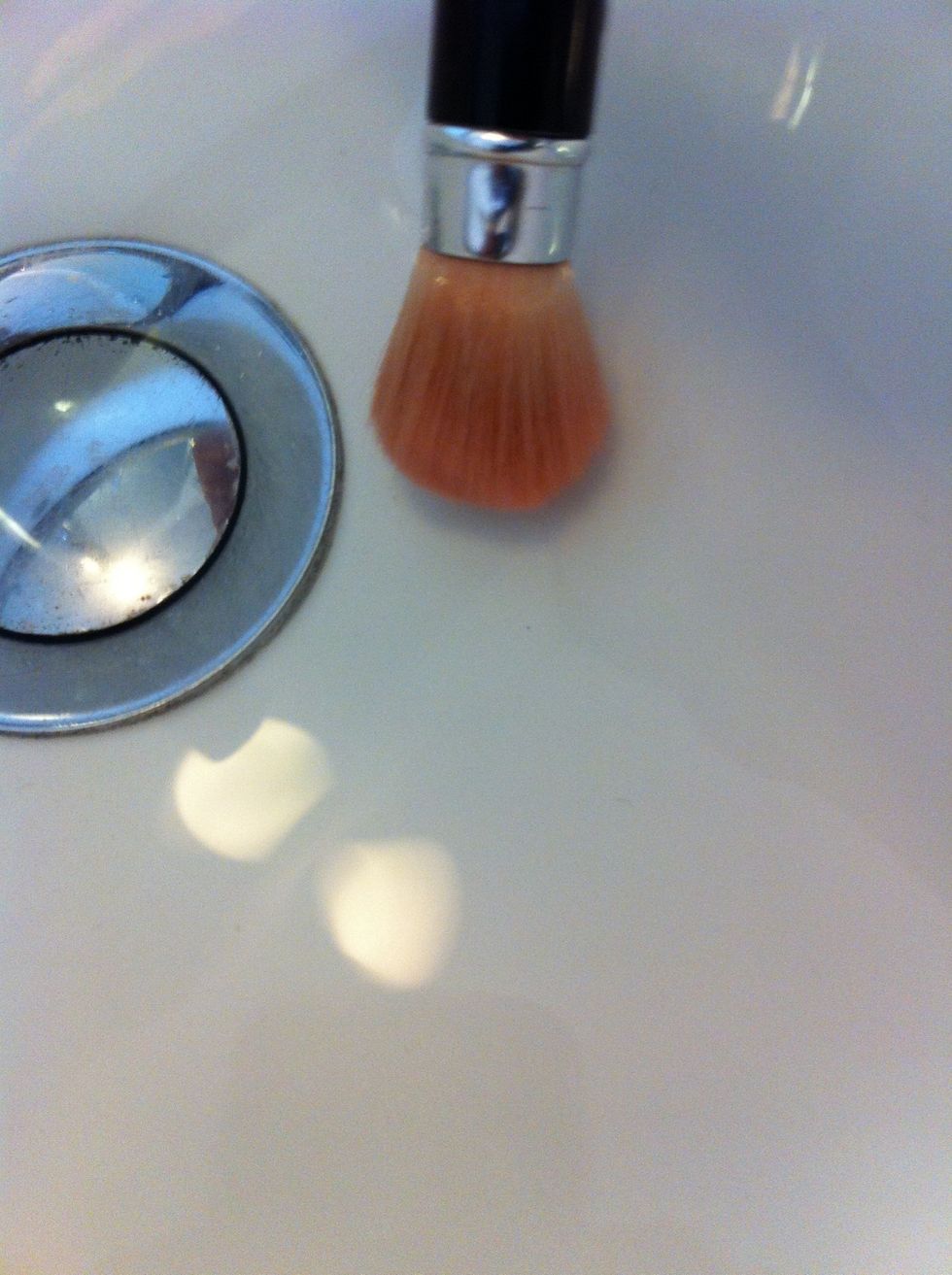 Doppa borsten i vattnet s\u00e5 att hela borsten blir bl\u00f6t