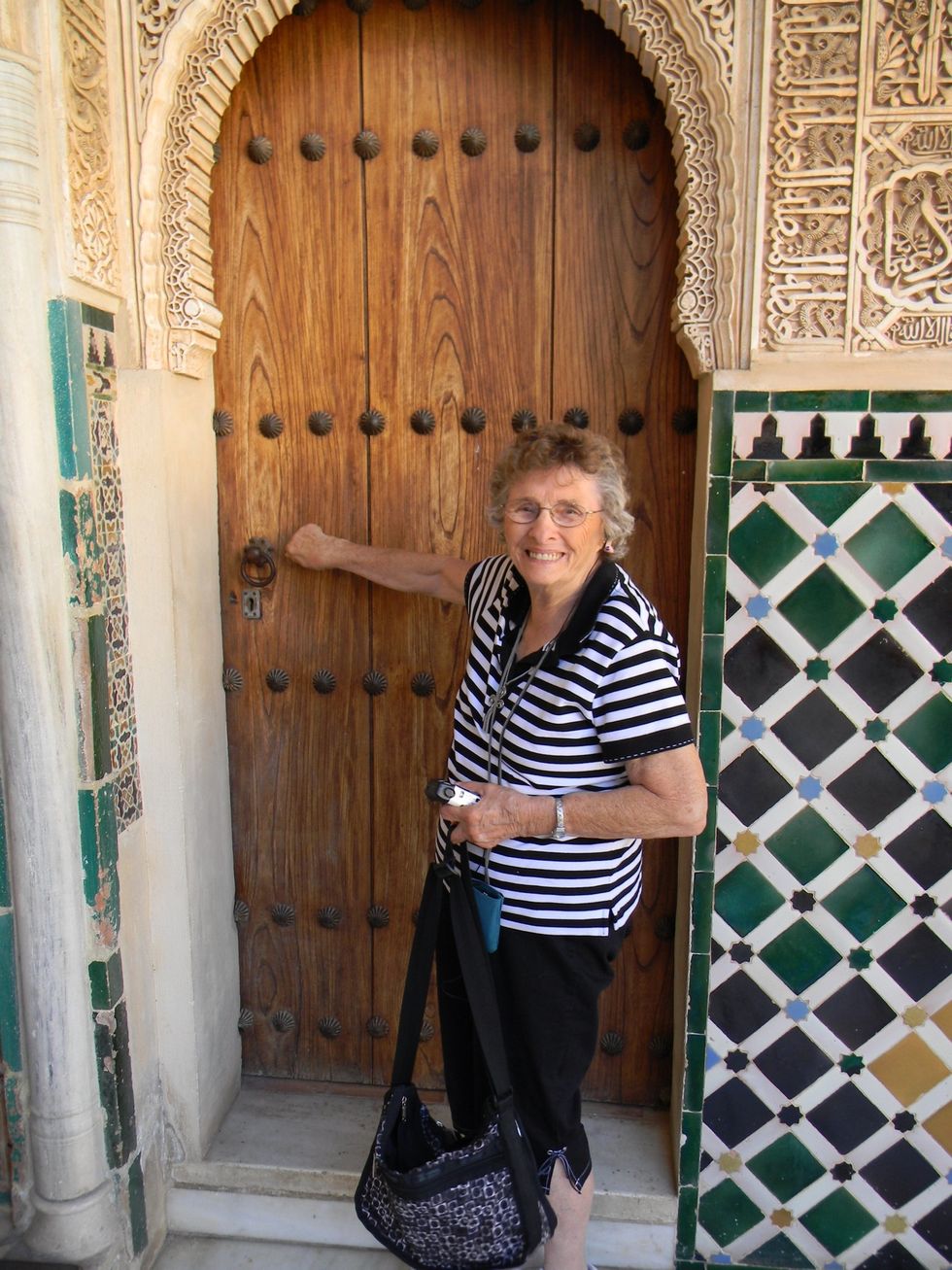 Dorothy es mi abuela. Ella tiene ochenta y cinco a\u00f1os. Mi abuela es baja, amable, y cari\u00f1osa. A mi abuela le gusta mirar Wheel of Fortune.