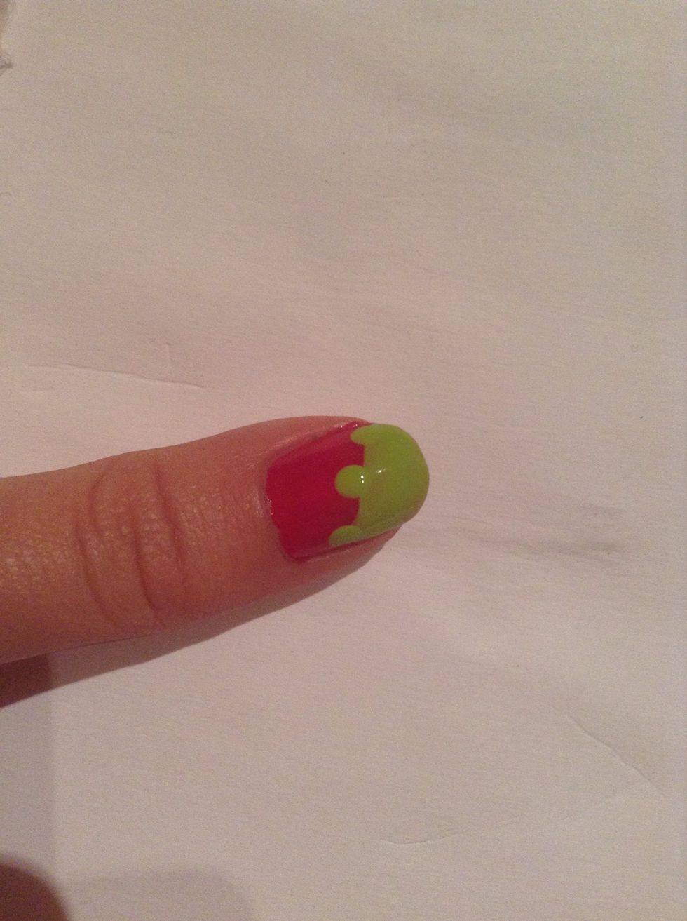 Dot on some spaced out dots on the pink half, but connected to the green. ^^^