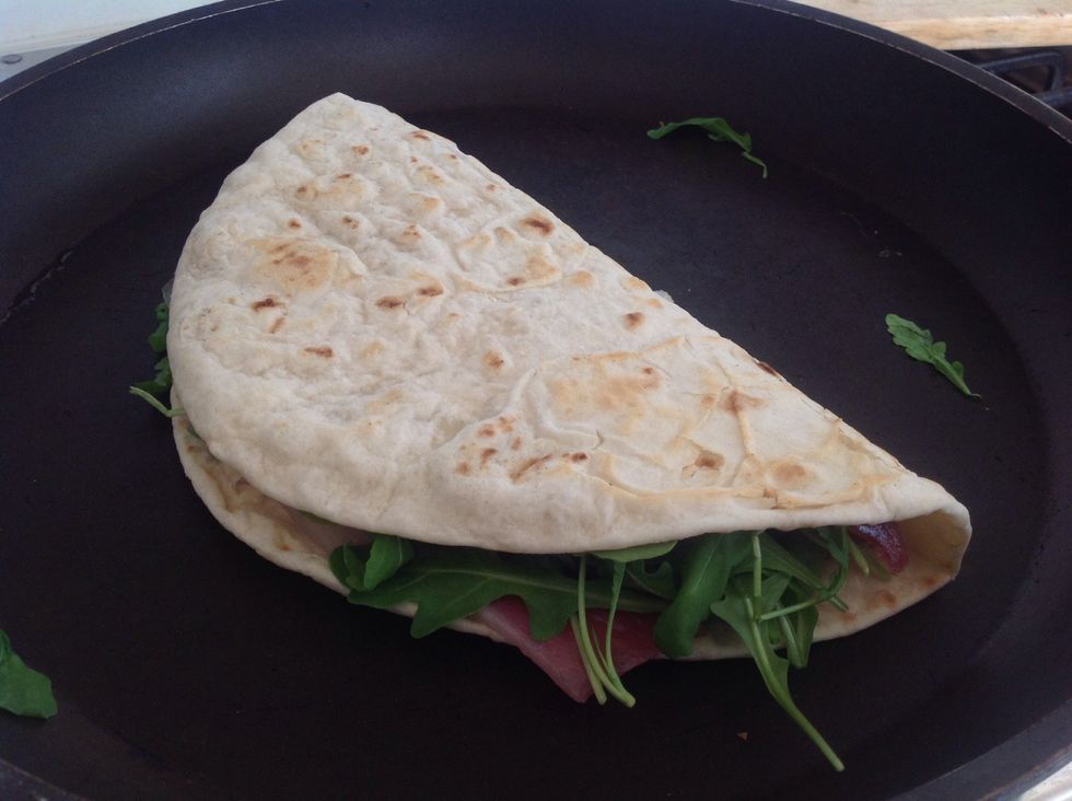Doubles over the "piadina" flatbread and cook for a few seconds
