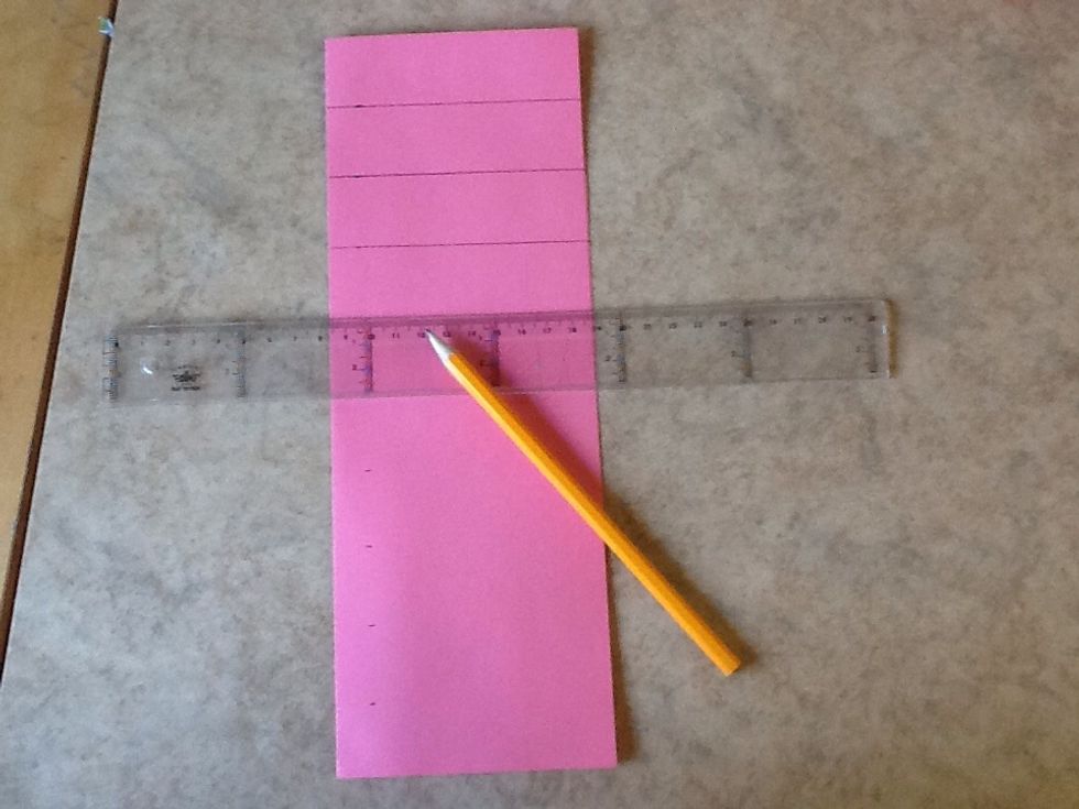 Dra 10 streck med linjal p\u00e5 ditt vikta papper. Det ska vara 3 cm mellan varje streck. Var noggrann!