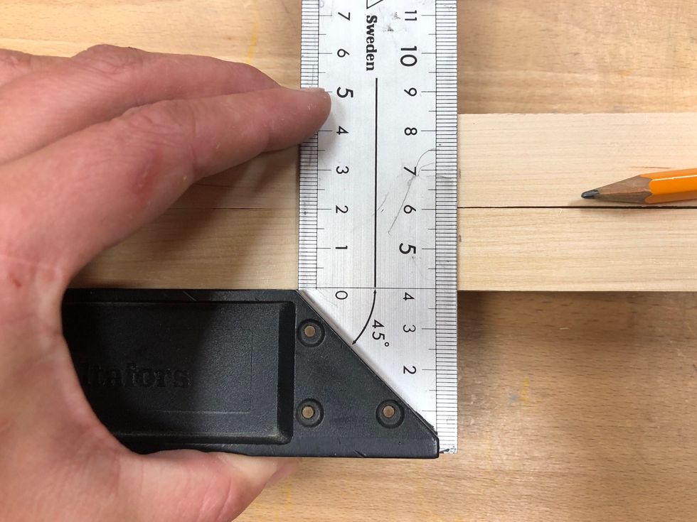 Dra ett rakt streck med hj\u00e4lp av en vinkelhake.