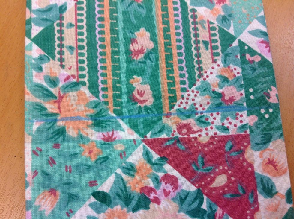 Dra ett streck \u00f6ver hela bredden. M\u00e4t ut ytterligare en streck 16 cm l\u00e4ngre \u00e5t v\u00e4nster (32 cm fr\u00e5n botten) och dra ett streck d\u00e4r ocks\u00e5.