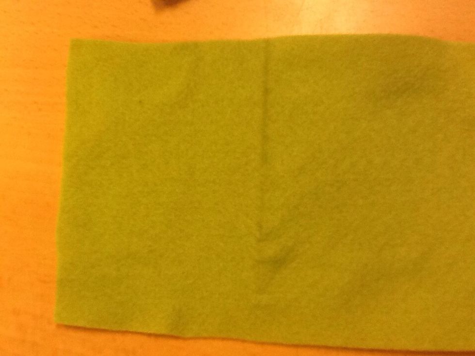 Dra ett streck \u00f6ver mitten med linjalen.
