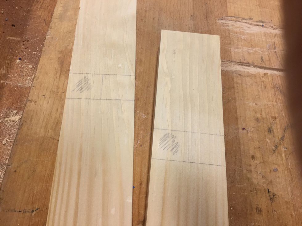 Dra ett v\u00e5gr\u00e4tt streck l\u00e4ngs med l\u00e5ngsidan, \u00f6ver de lodr\u00e4ta tv\u00e5 strecken du gjorde tidigare. Jag har markerat med blyerts vad dom ska tas bort, det \u00e4r frivilligt.