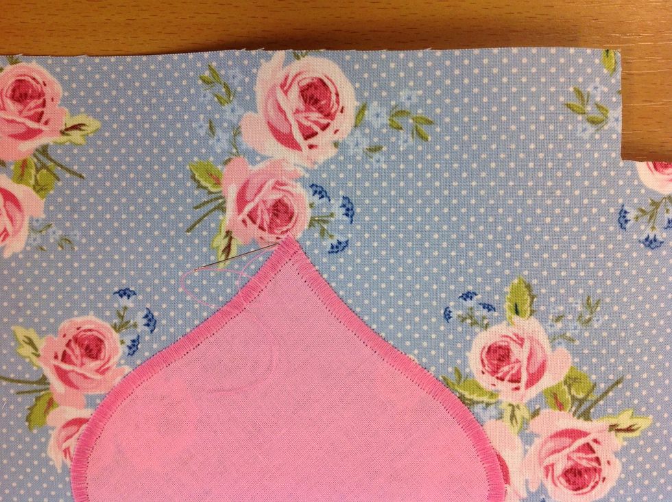 Dra igenom tr\u00e5darna till baksidan med en syn\u00e5l.