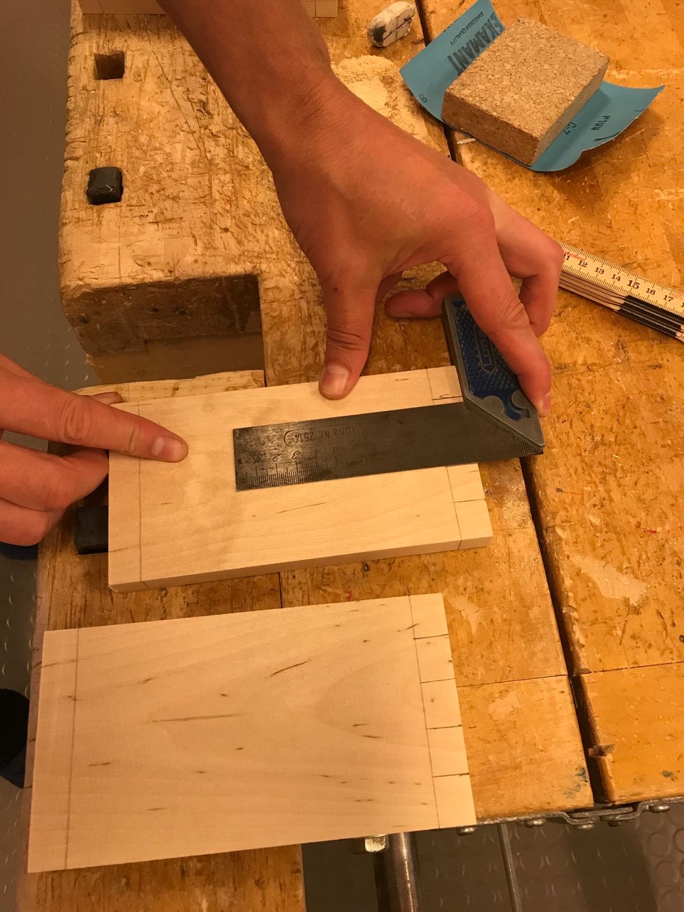 Dra ner strecken p\u00e5 sidorna med hj\u00e4lp av en vinkelhake eller med strykm\u00e5ttet.