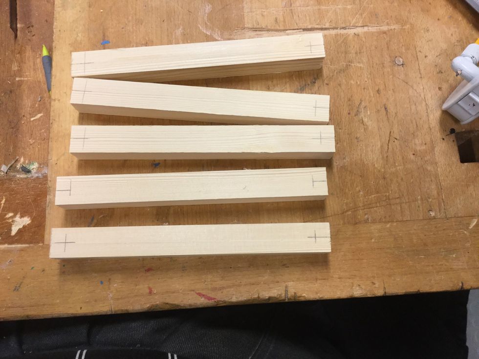 Dra sedan ett streck p\u00e5 andra h\u00e5llet, s\u00e5 att det nya strecket g\u00e5r \u00f6ver det du gjorde du f\u00f6rra strecket, och bildar ett kors.