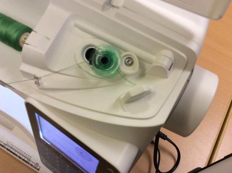 Dra spolen \u00e5t h\u00f6ger s\u00e5 aktiveras spoll\u00e4ge p\u00e5 maskinen.