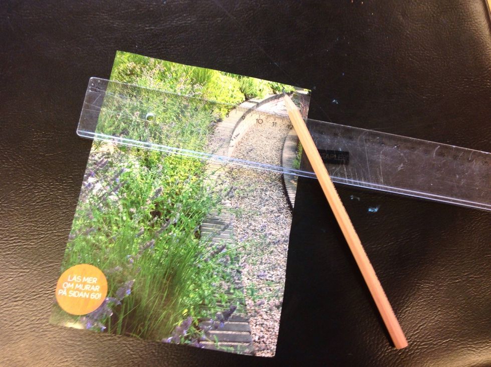 Dra streck med linjalen p\u00e5 baksidan av bilden. Numrera varje bit. Se till att avst\u00e5nden \u00e4r ungef\u00e4r lika stora. Klipp i linjerna.