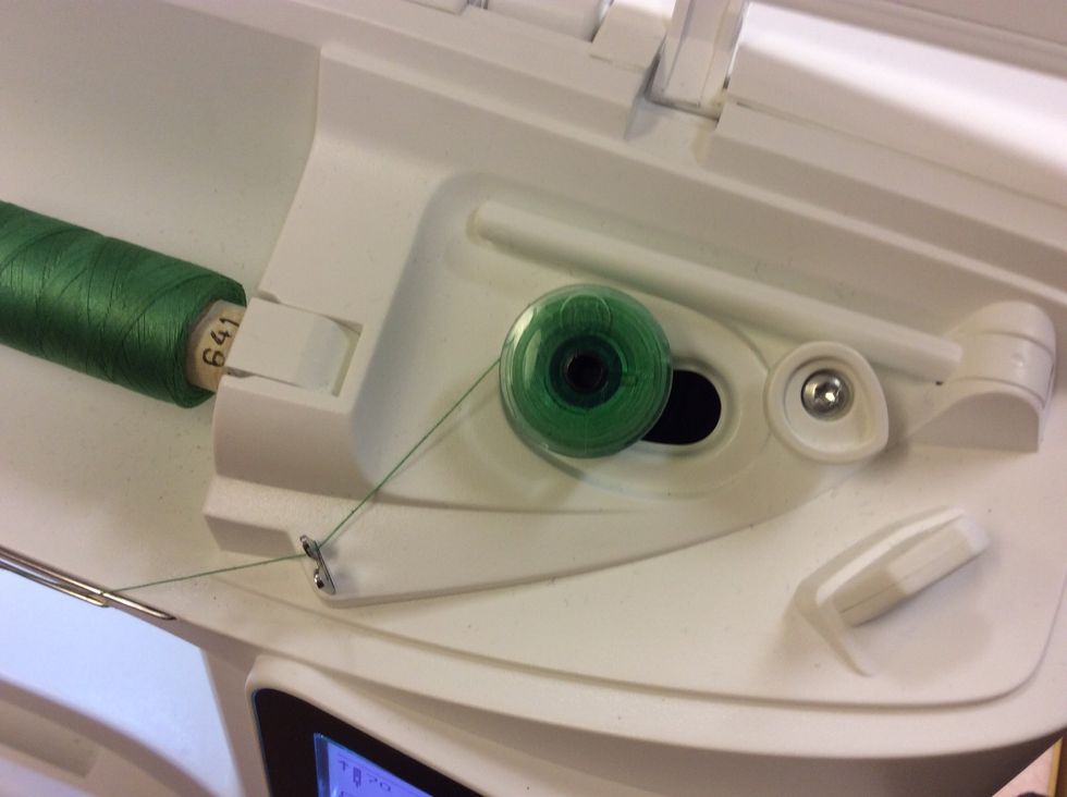 Dra tillbaka spolen och ta loss den.