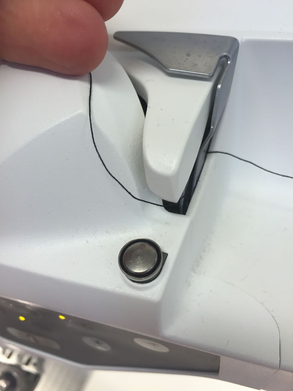 Dra tr\u00e5den runt plastdelen och sedan upp\u00e5t.