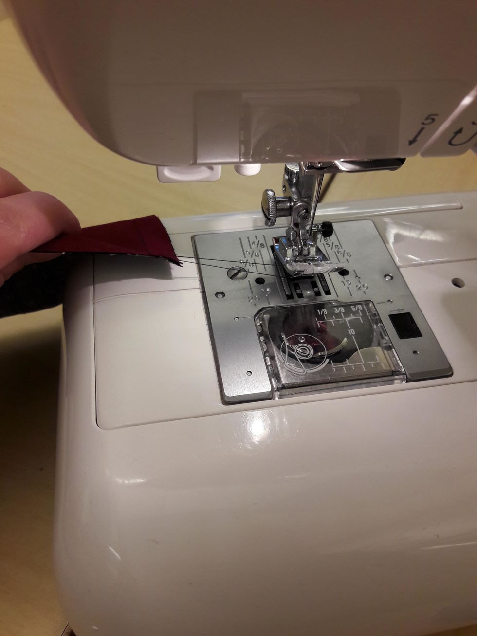 Dra ut tyget en liten bit.