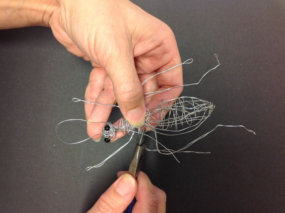 Dra ut \u00e4nden med t\u00e5ngen.