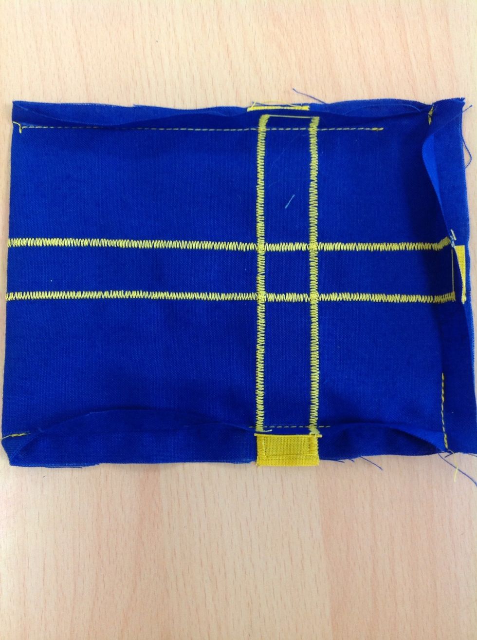 Drag is\u00e4r s\u00f6mmarna lite med din nagel. Stryk.