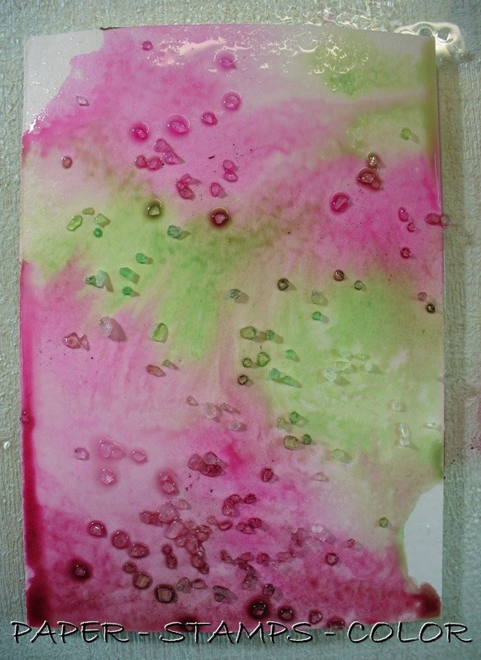 Drag the cardstock through the inks, and immediately drop some salt chrystals to the surface. Leave to dry completely.