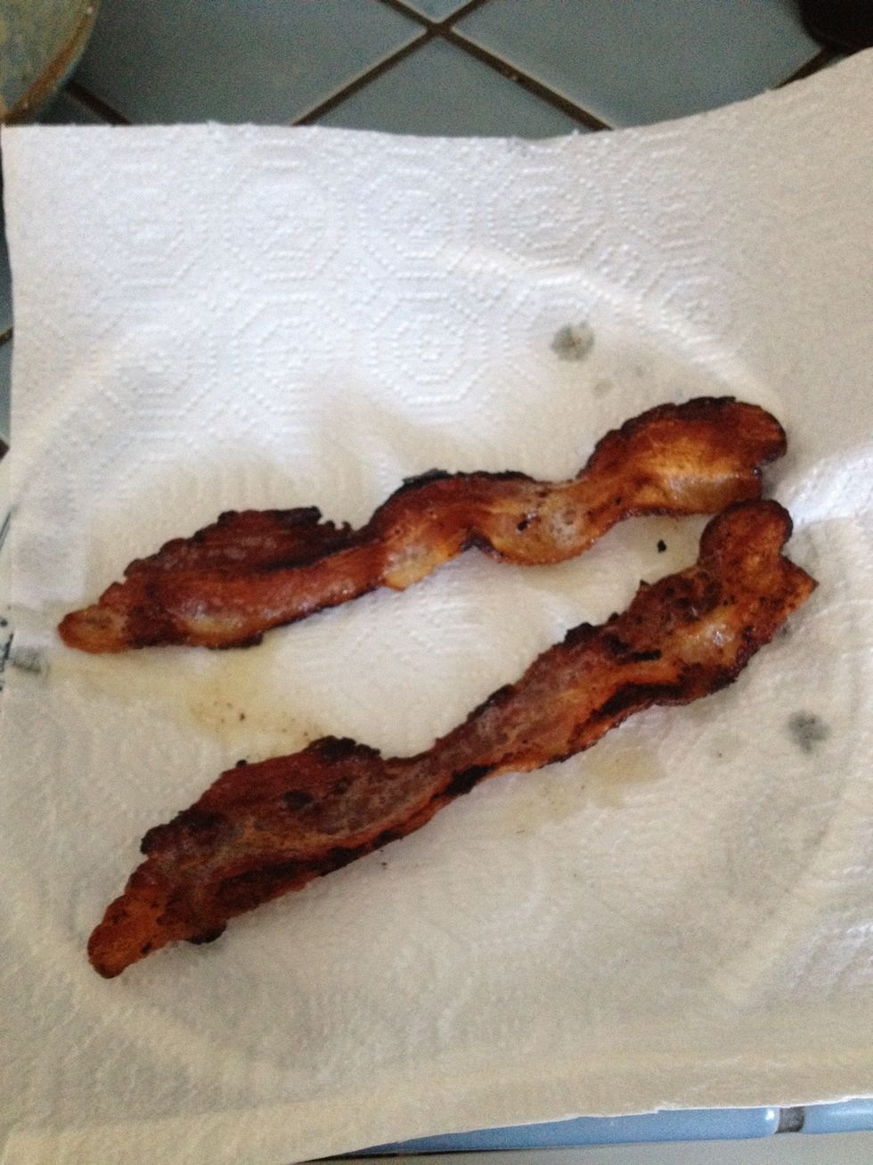 Drain cooked bacon on paper towel.