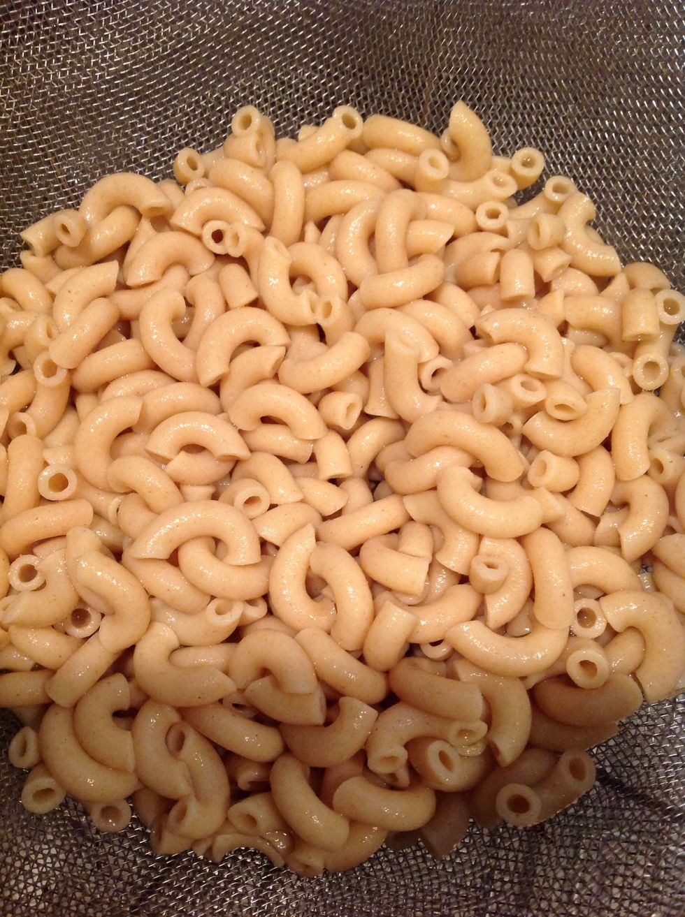 Drain cooked macaroni and keep aside.